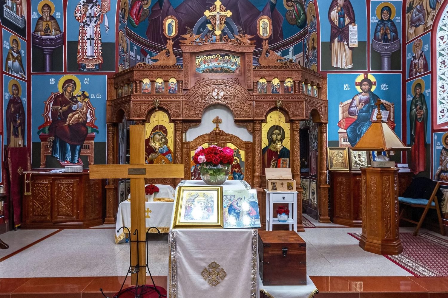Часни крст и олтарски простор у храму
