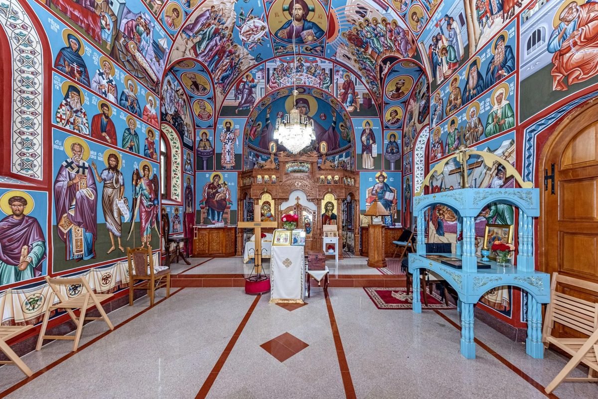 Брод храма са фрескама