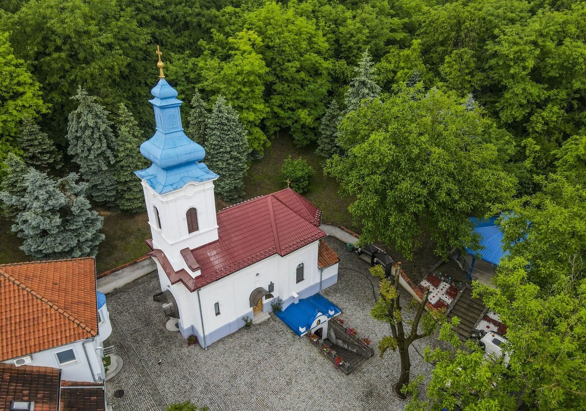 Кубе манастира из ваздуха